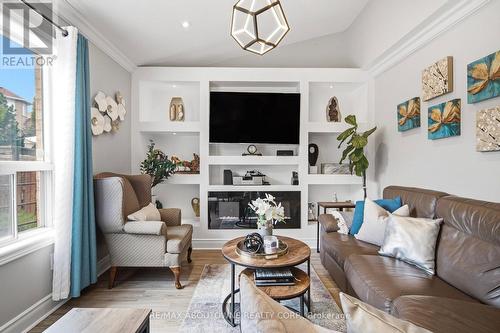 5184 Red Brush Drive, Mississauga, ON - Indoor Photo Showing Living Room