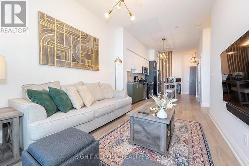 306 - 7171 Yonge Street, Markham, ON - Indoor Photo Showing Living Room