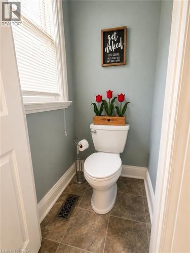 A convenient one piece toilet located on the main floor. - 49 Palmerston Avenue, Brantford, ON - Indoor Photo Showing Bathroom