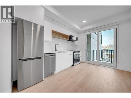 620 Coronation Avenue Unit# 409, Kelowna, BC - Indoor Photo Showing Kitchen