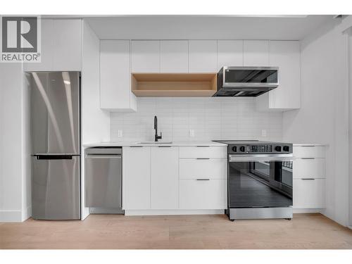 620 Coronation Avenue Unit# 409, Kelowna, BC - Indoor Photo Showing Kitchen With Upgraded Kitchen