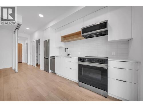 620 Coronation Avenue Unit# 409, Kelowna, BC - Indoor Photo Showing Kitchen With Upgraded Kitchen
