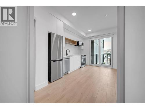 620 Coronation Avenue Unit# 409, Kelowna, BC - Indoor Photo Showing Kitchen