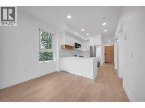 620 Coronation Avenue Unit# 312, Kelowna, BC - Indoor Photo Showing Kitchen