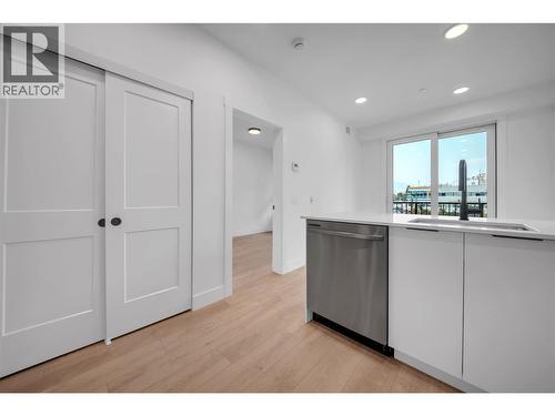 620 Coronation Avenue Unit# 312, Kelowna, BC - Indoor Photo Showing Kitchen
