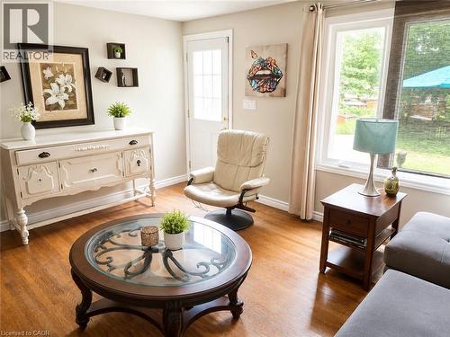 636 Elgin Street N, Cambridge, ON - Indoor Photo Showing Living Room