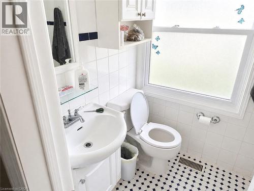 636 Elgin Street N, Cambridge, ON - Indoor Photo Showing Bathroom