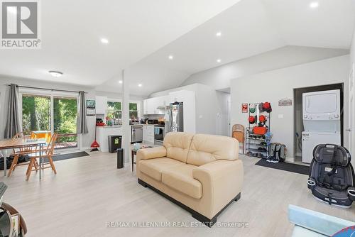 22 Montgomery Road, St. Thomas, ON - Indoor Photo Showing Living Room