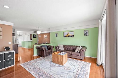 138 Ed Golding Bay, Winnipeg, MB - Indoor Photo Showing Living Room