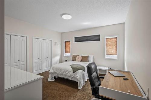 138 Ed Golding Bay, Winnipeg, MB - Indoor Photo Showing Bedroom