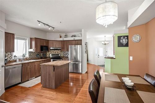 138 Ed Golding Bay, Winnipeg, MB - Indoor Photo Showing Kitchen