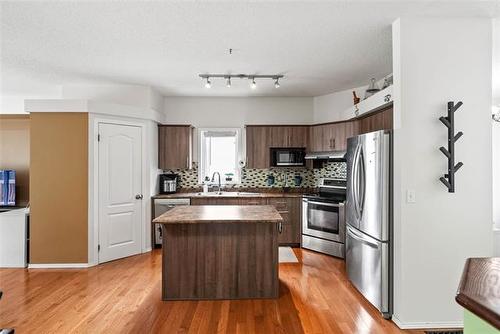 138 Ed Golding Bay, Winnipeg, MB - Indoor Photo Showing Kitchen