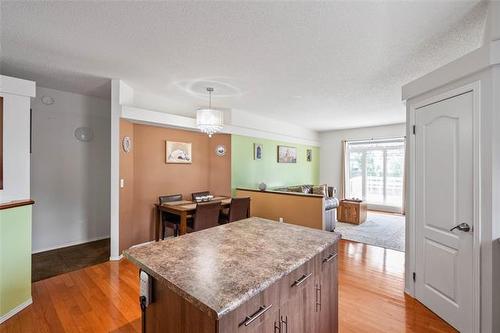 138 Ed Golding Bay, Winnipeg, MB - Indoor Photo Showing Kitchen