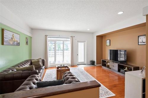 138 Ed Golding Bay, Winnipeg, MB - Indoor Photo Showing Living Room