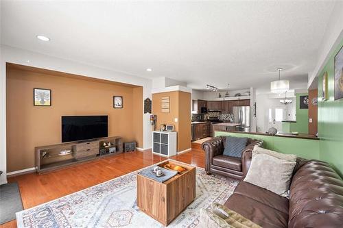 138 Ed Golding Bay, Winnipeg, MB - Indoor Photo Showing Living Room