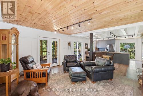 22 Camp Road, Mckellar, ON - Indoor Photo Showing Living Room