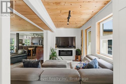 22 Camp Road, Mckellar, ON - Indoor Photo Showing Other Room