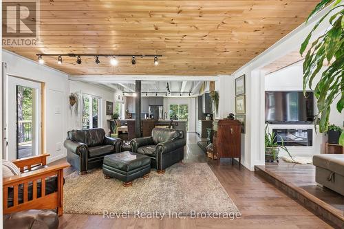 22 Camp Road, Mckellar, ON - Indoor Photo Showing Living Room