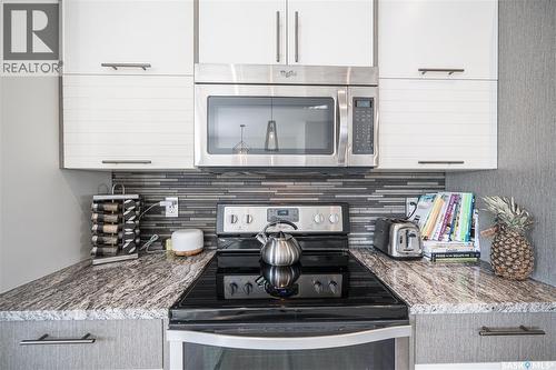 359 Marlatte Street, Saskatoon, SK - Indoor Photo Showing Kitchen