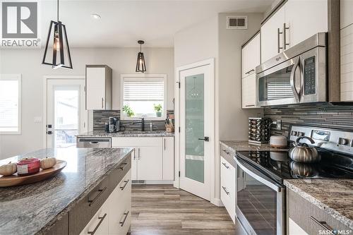 359 Marlatte Street, Saskatoon, SK - Indoor Photo Showing Kitchen With Upgraded Kitchen