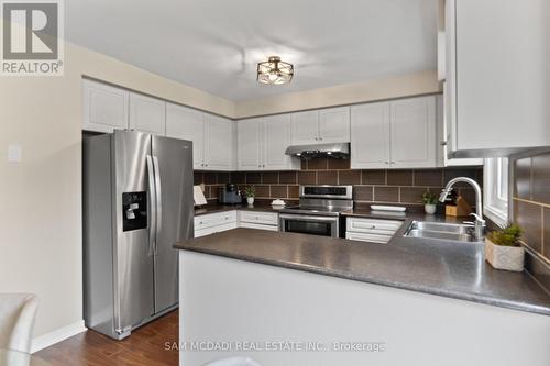470 Aberfoyle Court, Mississauga, ON - Indoor Photo Showing Kitchen With Double Sink