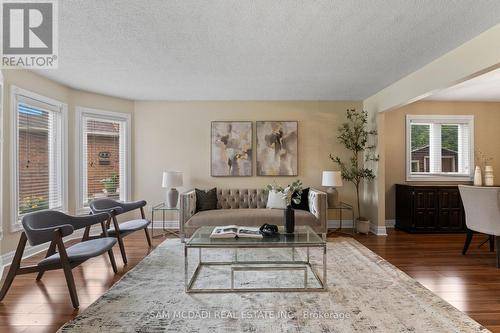 470 Aberfoyle Court, Mississauga, ON - Indoor Photo Showing Living Room