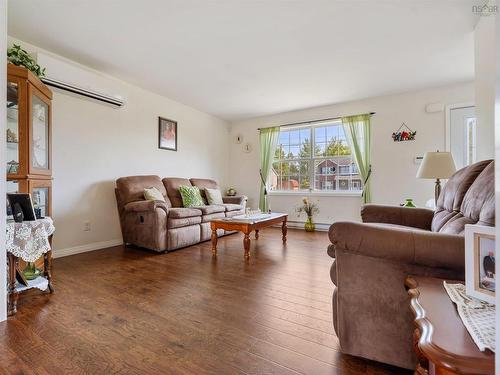 19 Katie Avenue, Brookside, NS - Indoor Photo Showing Living Room