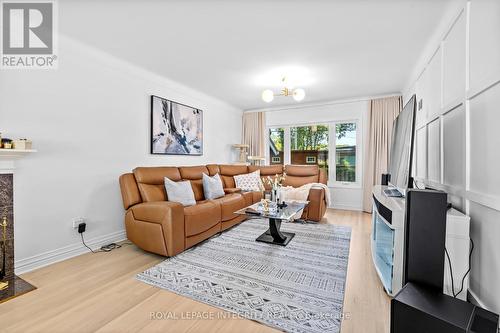 2183 Woodcrest Road, Ottawa, ON - Indoor Photo Showing Living Room