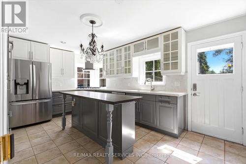 1544 Alexandra Boulevard, Mississauga, ON - Indoor Photo Showing Kitchen With Upgraded Kitchen