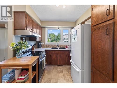 2460 Devonshire Crescent, Prince George, BC - Indoor Photo Showing Kitchen With Double Sink