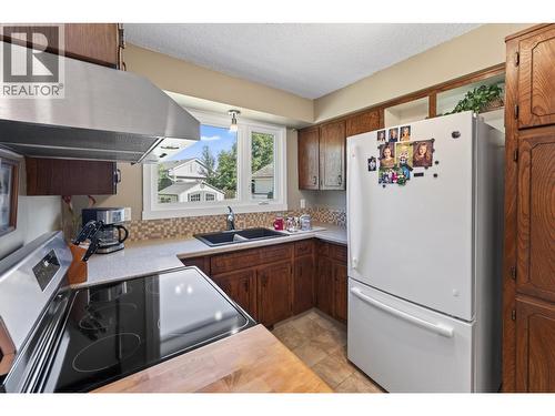 2460 Devonshire Crescent, Prince George, BC - Indoor Photo Showing Kitchen With Double Sink