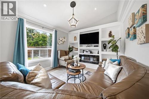 Vaulted ceiling with recessed lighting and crown molding - 5184 Red Brush Drive, Mississauga, ON - Indoor Photo Showing Living Room