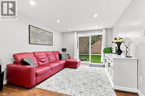 65 Glamis Road Unit# 8, Cambridge, ON - Indoor Photo Showing Living Room