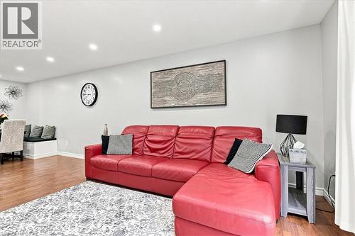 65 Glamis Road Unit# 8, Cambridge, ON - Indoor Photo Showing Living Room
