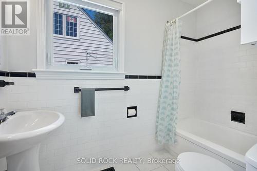 Main floor bathroom - 1227 Portland Avenue, Ottawa, ON - Indoor Photo Showing Bathroom