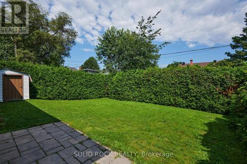 Hedges create privacy in the backyard - 1227 Portland Avenue, Ottawa, ON - Outdoor