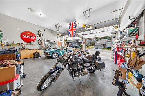 794 Westridge Drive, Invermere, BC - Indoor Photo Showing Garage