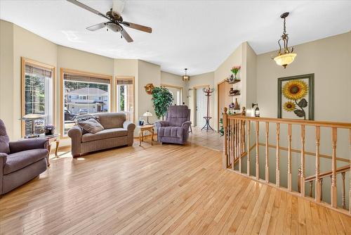 794 Westridge Drive, Invermere, BC - Indoor Photo Showing Living Room