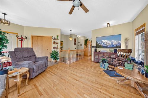 794 Westridge Drive, Invermere, BC - Indoor Photo Showing Living Room