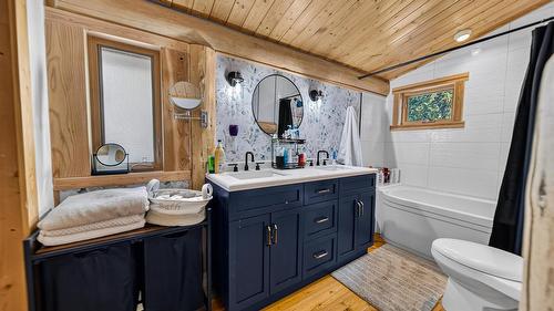 4322 Hilltop Crescent, Cranbrook, BC - Indoor Photo Showing Bathroom