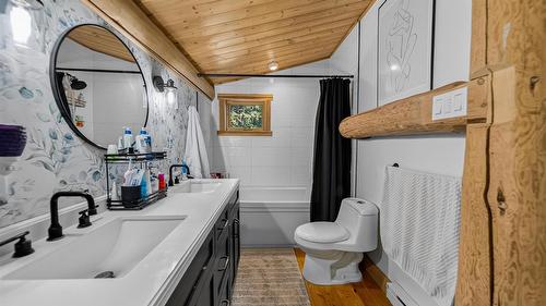4322 Hilltop Crescent, Cranbrook, BC - Indoor Photo Showing Bathroom
