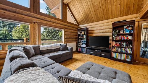 4322 Hilltop Crescent, Cranbrook, BC - Indoor Photo Showing Living Room