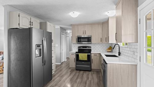 1643 Traut Court, Kelowna, BC - Indoor Photo Showing Kitchen