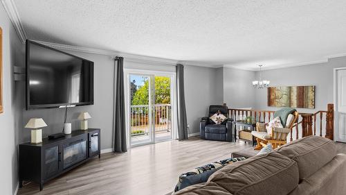 1643 Traut Court, Kelowna, BC - Indoor Photo Showing Living Room
