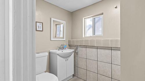 1643 Traut Court, Kelowna, BC - Indoor Photo Showing Bathroom