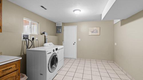 1643 Traut Court, Kelowna, BC - Indoor Photo Showing Laundry Room