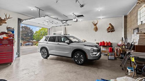 1643 Traut Court, Kelowna, BC - Indoor Photo Showing Garage