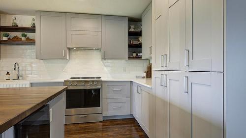 1726 Hayashi Road, Kelowna, BC - Indoor Photo Showing Kitchen With Upgraded Kitchen