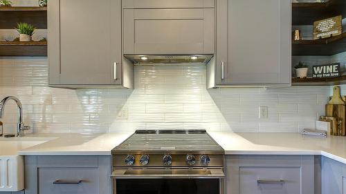 1726 Hayashi Road, Kelowna, BC - Indoor Photo Showing Kitchen With Upgraded Kitchen