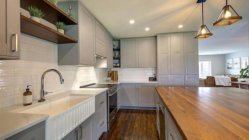 1726 Hayashi Road, Kelowna, BC - Indoor Photo Showing Kitchen With Upgraded Kitchen